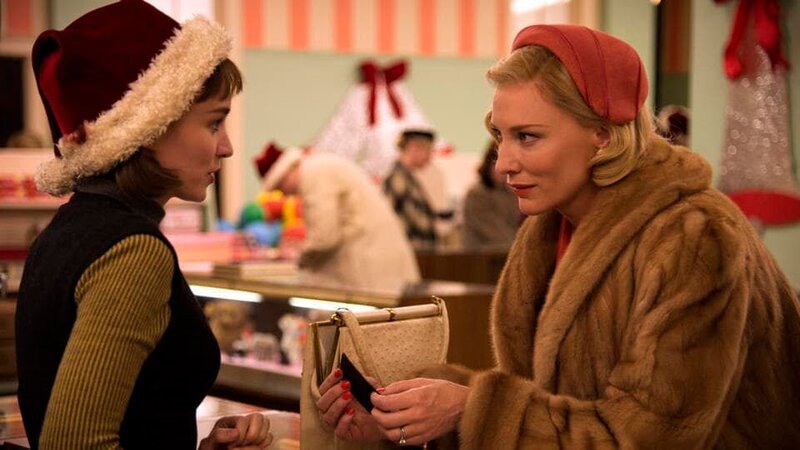ONE CAROL, „Carol“, am Montag (27.08.18) um 20:15 Uhr. Liebe auf den ersten Blick: Die elegante Carol (Cate Blanchett) lernt die Verkäuferin Therese (Rooney Mara) kennen. | ©ARD Degeto/DCM Film – Bild: ARD Degeto/DCM Film ONE CAROL, „Carol“, am Montag (27.08.18) um 20:15 Uhr. Liebe auf den ersten Blick: Die elegante Carol (Cate Blanchett) lernt die Verkäuferin Therese (Rooney Mara) kennen. | ©ARD Degeto/DCM Film – Bild: ARD Degeto/DCM Film