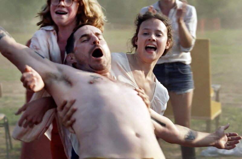 Servus Papa, See You in Hell – Bild: Port au Prince /​ Noch genießen Jeanne (Jana McKinnon, re.) und ihr bester Freund Otis (Arsseni Bultmann, li.) ihre unbeschwerte Kindheit in der Kom-mune. Otto (Clemens Schick, Mitte) ist eine Vaterfigur für sie.