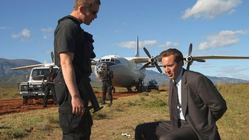 Damit die Behörden bei ihrer Ankunft keine Beweise vorfinden, hat Yuri (Nicolas Cage, r.) die gesamte Waffenladung an die Bevölkerung verschenkt. Als Valentine (Ethan Hawke) schließlich ankommt, gibt es nichts mehr, wofür er Yuri verhaften könnte. – Bild: RTL /​  Lord of War Distribution LLC