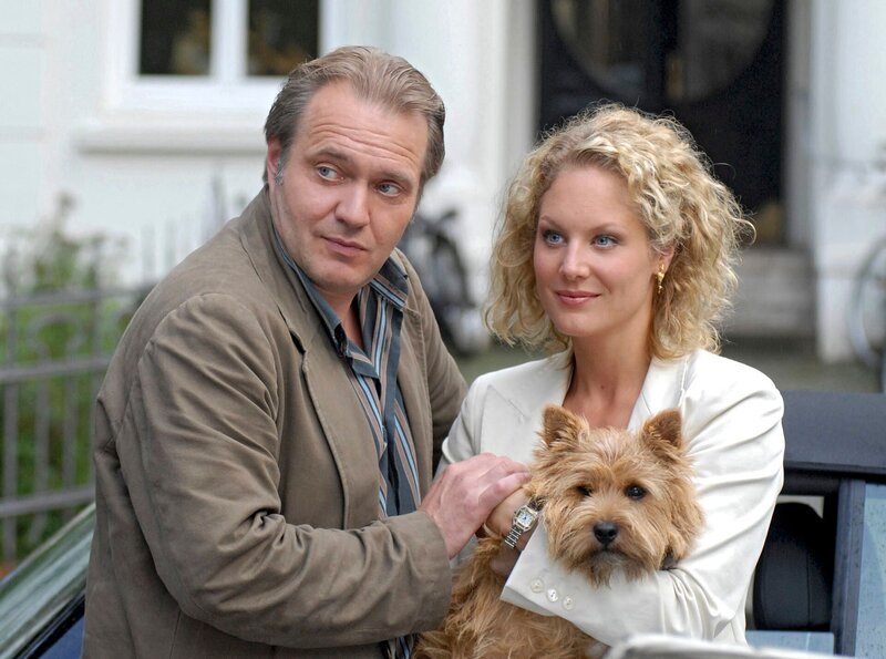 Behringer (Jan-Gregor Kremp) mit seiner Ex-Frau Lilo (Tessa Mittelstaedt) und Schoßhund Elvis. – Bild: HR/​ARD/​Marion von der Mehden