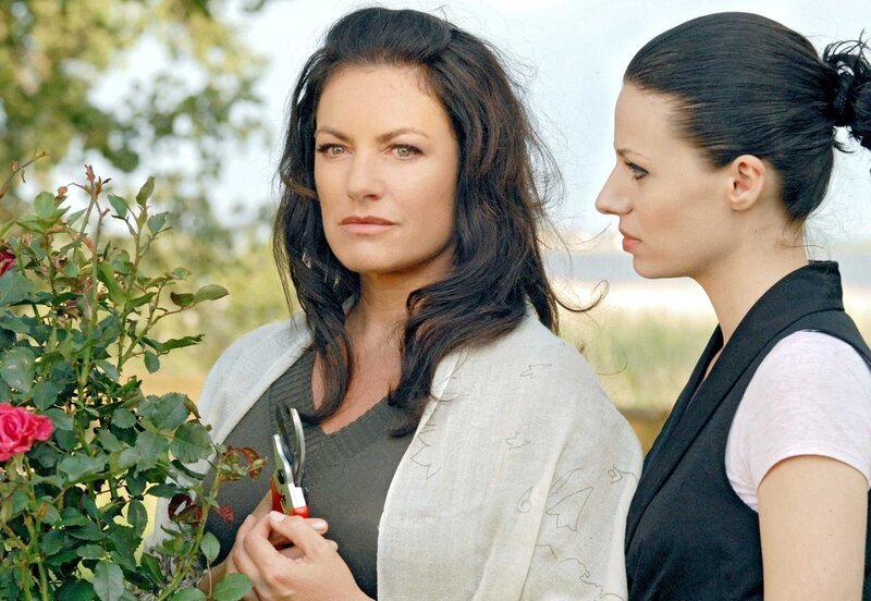 Premiere: „Insel des Lichts“. Im Bild: Nora (Christine Neubauer, li.) rät ihrer Tochter Jenny (Julia Hartmann), ihren Vater doch einmal auf bestimmte Dinge anzusprechen. – Bild: port.hu Premiere: „Insel des Lichts“. Im Bild: Nora (Christine Neubauer, li.) rät ihrer Tochter Jenny (Julia Hartmann), ihren Vater doch einmal auf bestimmte Dinge anzusprechen. – Bild: port.hu