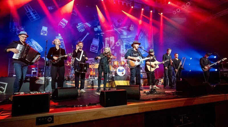Gruppe BAP mit Michael Nass (Keyboards), Ulrich Rode (Gitarre, Banjo, Mandoline), Anne de Wolff (Violine, Cello, Gesang, Percussion, Mandoline, Lap-Steel-Gitarre), Wolfgang Niedecken (Gitarre, Gesang), Sönke Reich (Schlagzeug), Axel Müller (Saxofon, Gitarre), Benny Brown (Trompete), Johannes Göltz (Posaune), Werner Kopal (Bass); WDR Fernsehen WOLFGANG NIEDECKENS BAP: ZEITREISE, Aufzeichnung aus den Sartory Sälen, Köln, 2023, am Samstag (21.09.24) um 23:15 Uhr. Gruppe BAP mit Michael Nass (Keyboards), Ulrich Rode (Gitarre, Banjo, Mandoline), Anne de Wolff (Violine, Cello, Gesang, Percussion, Mandoline, Lap-Steel-Gitarre), Wolfgang Niedecken (Gitarre, Gesang), Sönke Reich (Schlagzeug), Axel Müller (Saxofon, Gitarre), Benny Brown (Trompete), Johannes Göltz (Posaune), Werner Kopal (Bass) © WDR/​Thomas von der Heiden, honorarfrei – Verwendung gemäß der AGB im engen inhaltlichen, redaktionellen Zusammenhang mit genannter WDR-Sendung bei Nennung „Bild: WDR/​Thomas von der Heiden“ (S1+). WDR Kommunikation/​Redaktion Bild, Köln, Tel: 0221/​220 -7132 oder -7133, Fax: -777132, bildkommunikation@wdr.de – Bild: WDR/​Thomas von der Heiden