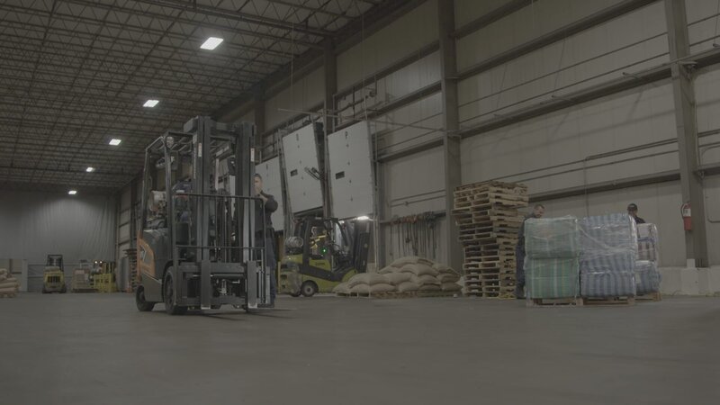 Officers at Newark’s East Coast Warehouse moving the boxes that contain the Khat leaves. (National Geographic) – Bild: 2021 NGC Network US, LLC. All rights reserved. Lizenzbild frei
