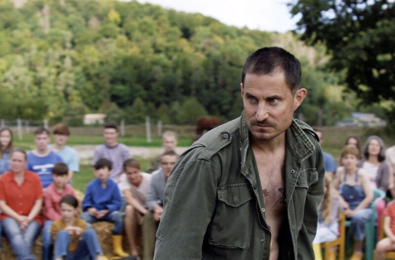 Servus Papa, See You in Hell – Bild: Port au Prince /​ Otto (Clemens Schick) ist der Anführer der Kommune. Er wird von allen verehrt, auch wenn er recht einschüchternd sein kann.