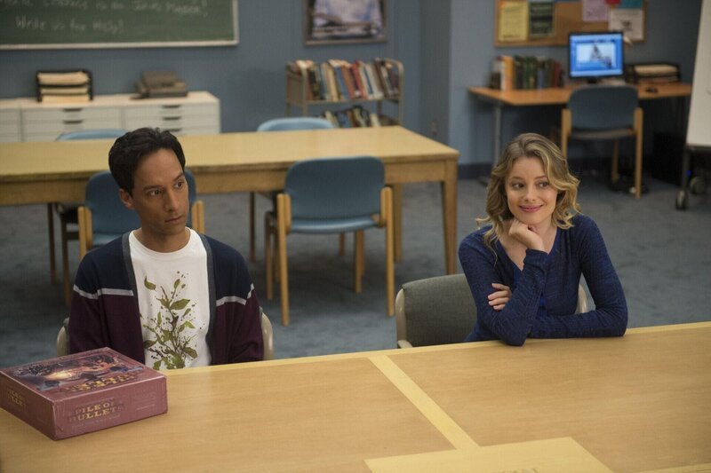 Während Abed (Danny Pudi, l.) mit Annie darüber streitet, wer ihren neuen Mitbewohner bestimmen darf, wird Britta (Gillian Jacobs, r.) zum Dealer von Chemie-Büchern … – Bild: 2015 Sony Pictures Television Inc. and Open 4 Business Productions LLC. All Rights Reserved. /​ Neil Jacobs Lizenzbild frei