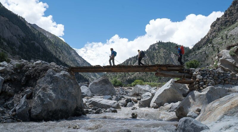 Von links: Reinhold Messner, Anna und Simon im Rakhiottal (2019). – Bild: Robert Neumeyer / BR, Messner Mountain Movies, Dolomites Film / BR/Dolomites Film/Messner Mountain Movies/Robert Neumeyer Von links: Reinhold Messner, Anna und Simon im Rakhiottal (2019). – Bild: Robert Neumeyer / BR, Messner Mountain Movies, Dolomites Film / BR/Dolomites Film/Messner Mountain Movies/Robert Neumeyer
