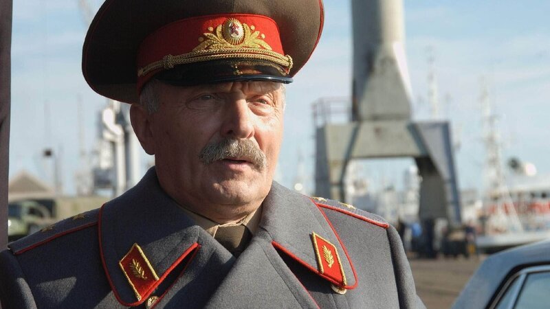 Dank Yuris Onkel Dimitri Orlov (Yevgeni Lazarev), einem Armeegeneral, kann sich Yuri günstig mit Panzern und Kalaschnikovs eindecken. – Bild: RTL /​  Lord of War Distribution LLC