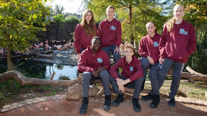 Stella, Kalid, Jakob Nick, Inga und Laura (v.l.n.r.) bekommen als Praktikanten und Praktikantinnen im Zoo Leipzig einzigartige Einblicke in ihren Traumberuf. – Bild: MDR/​Cine Impuls Leipzig GmbH