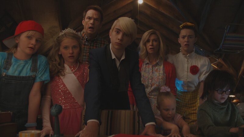 v.li.: Lana Loud (Mia Allan), Lola Loud (Ella Allan), Lynn Loud Sr. (Brian Stepanek), Lincoln Loud (Wolfgang Schaeffer), Rita Loud (Jolie Jenkins), Lily Loud (August Michael Peterson), Luan Loud (Catherine Ashmore Bradley), Lisa Loud (Lexi Janicek). – Bild: Paramount