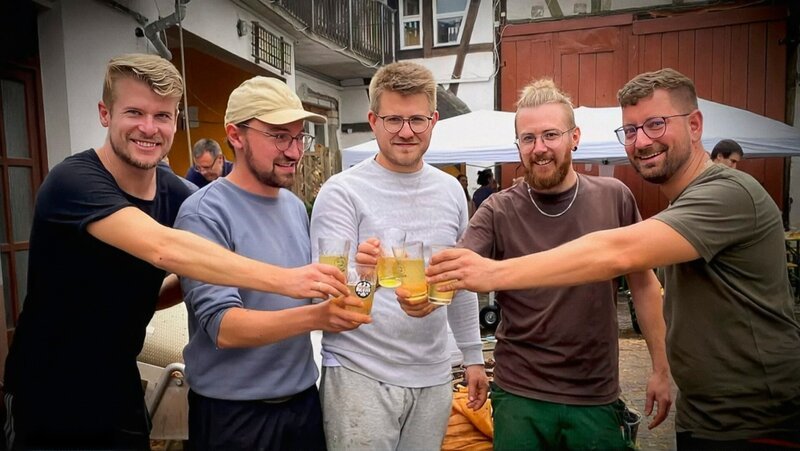 Von links: Franz, Jonas, Moritz, Felix und Dennis – zusammen sind sie in ihrem Heimatort Maintal so etwas wie die Streuobstwiesenretter. – Bild: HR / HR Von links: Franz, Jonas, Moritz, Felix und Dennis – zusammen sind sie in ihrem Heimatort Maintal so etwas wie die Streuobstwiesenretter. – Bild: HR / HR