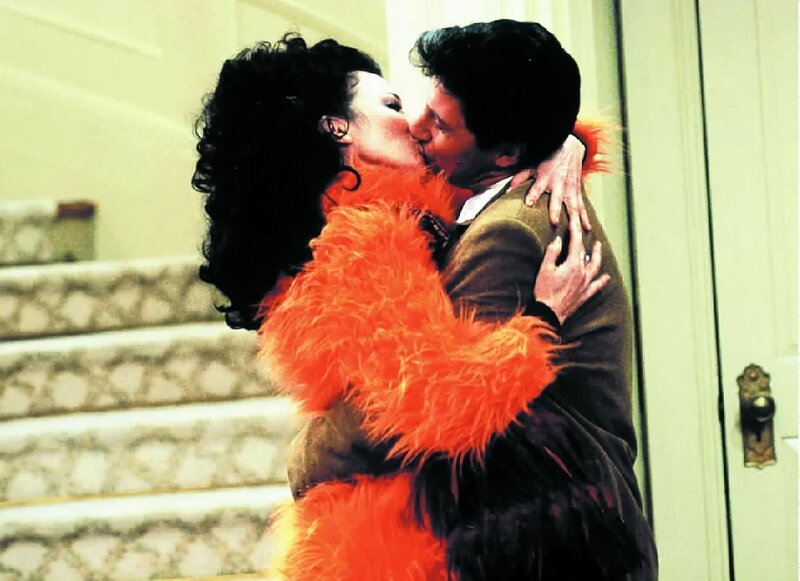 Eigentlich wollte Nanny Fran (Fran Drescher) auf Anraten ihres Psychologen Abstand zu Mr. Sheffield  (Charles Shaughnessy) halten. Doch sieht so gebührender Abstand aus? – Bild: Warner TV Comedy