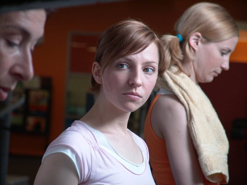 Obwohl sich Rebecca (Katharina Schüttler, M.) große Mühe gibt, ihrer zukünftigen Schwiegermutter Gerlinde (Adele Neuhauser, l.) und der Schwägerin (Astrid Posner, r.) zu gefallen, scheinen alle Bemühungen fehl zu schlagen … – Bild: ProSieben /​ Volker Roloff Eigenproduktionsbild frei