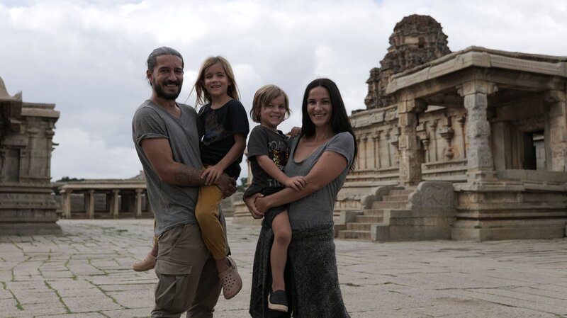 Die Familie besucht auch die berühmte Tempelanlage in Hampi in Indien. – Bild: THE HISTORY CHANNEL/​ ZDF und Rasmus Sievers./​Rasmus Sievers/​Rasmus Sievers