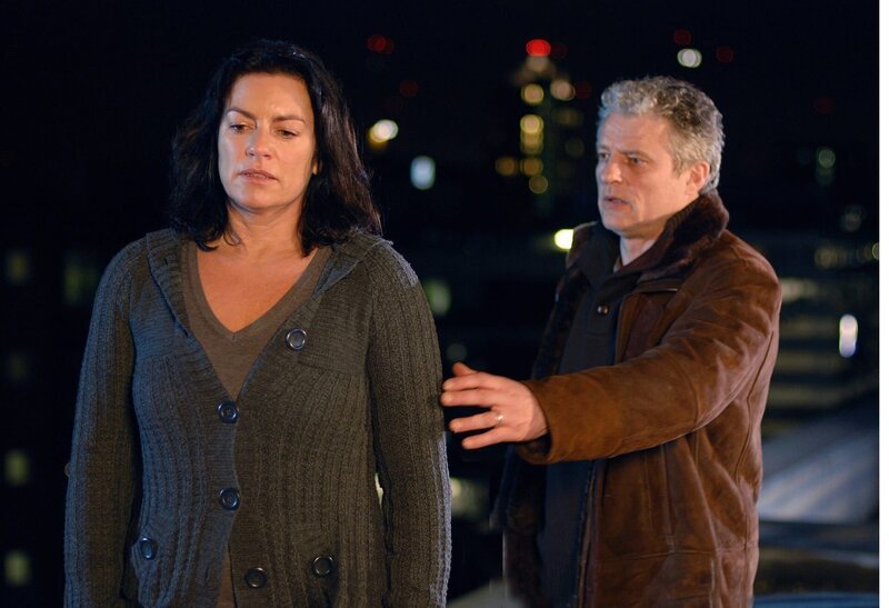 Im letzten Moment kann Roman (Filip Peeters) Katja (Christine Neubauer) von einem Selbstmordversuch abhalten. – Bild: port.hu Im letzten Moment kann Roman (Filip Peeters) Katja (Christine Neubauer) von einem Selbstmordversuch abhalten. – Bild: port.hu