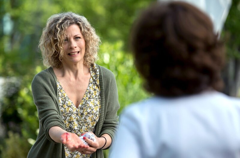 Susanne Stern (Anna Schäfer, l.) sucht bei Prof. Karin Patzelt (Marijam Agischewa, r.) medizinische Hilfe. Sie hat eine Schnittwunde an der Hand. – Bild: ARD/​Jens Ulrich Koch