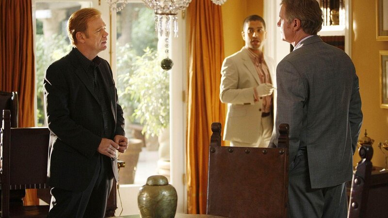 Während Eric Delko (Adam Rodriguez, 2.v.r.) mit der Spurensicherung beginnt, befragt Horatio (David Caruso, l.) den Arbeitgeber des ermordeten Kindermädchens, Dennis Lambert (William R. Moses). – Bild: RTL /​ CBS