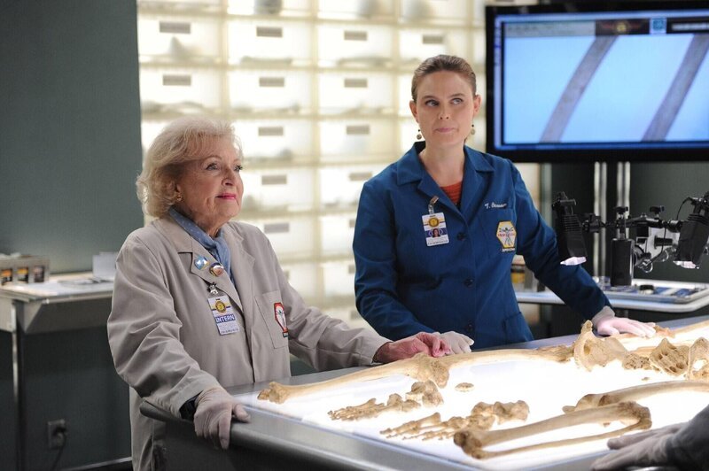 Als das fehlende Gesicht einer im Wald gefundenen Leiche die Identifikation des Toten nahezu unmöglich macht, erhält Brennan (Emily Deschanel, r.) Hilfe von der berühmten forensischen Anthropologin Dr. Beth Mayer (Betty White). – Bild: RTL /​ FOX