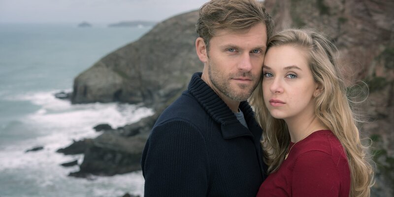 Bei der Suche nach ihrer Vergangenheit kommen sich Lilli (Anna Herrmann) und Ian (Jens Atzorn) näher. in Verbindung mit der Sendung bei Nennung ZDF/​JON AILES – Bild: ZDF/​JON AILES