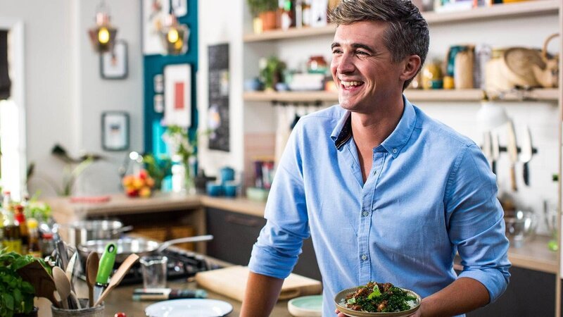 Donal Skehan macht einfache, zeitsparende Gerichte, die die ganze Familie glücklich machen! – Bild: TVNOW/​ © Appetite Media