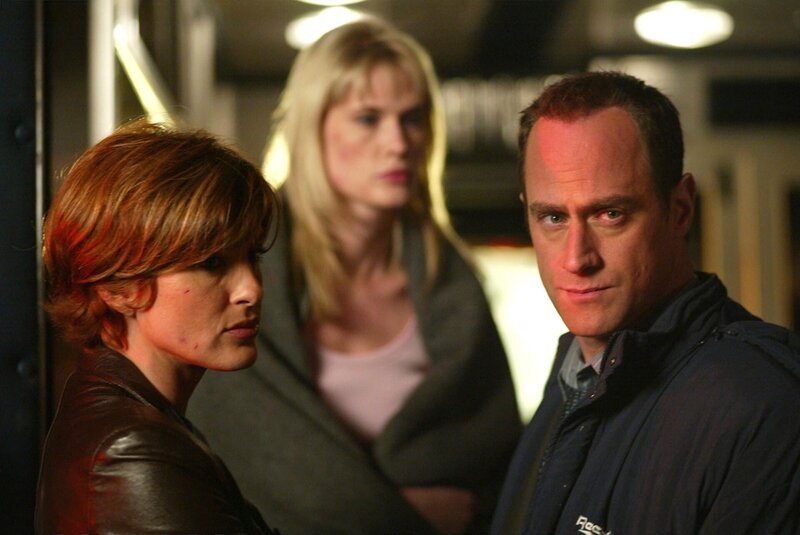 Detective Olivia Benson (Mariska Hargitay, l.), Staatsanwältin Alexandra Cabot (Stephanie March) und Detective Elliot Stabler (Christopher Meloni) wollen den Mord an einer Ermittlerin der Bundesdrogenfahndung aufklären. – Bild: 2003 Universal Network Television ©13TH STREET Photocredit Mandatory, Editorial Use Only, NO archive, NO Resale