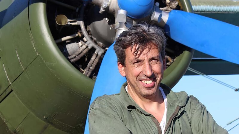 Michael Manousakis is hanging on his Antonov AN-2, with which he crossed the Atlantic. – Bild: DMAX