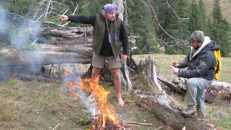 Joe Teti finishes showing Cody Lundin a diagram of a fire balloon. – Bild: Discovery Communications