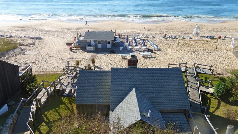 The view alone from Gurney’s Inn’s seaside cottages merits the five hundred dollar nightly sticker price, as seen on Travel Channel’s Hotel Impossible. – Bild: 2012, The Travel Channel, L.L.C. All Rights Reserved.