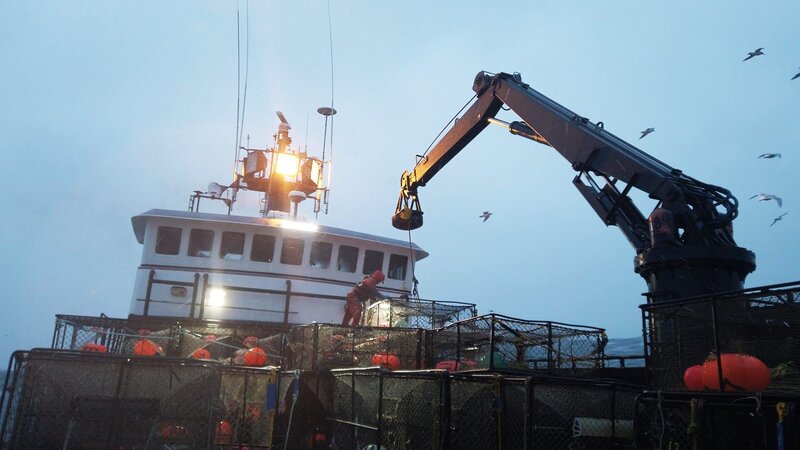 POV on the Time Bandit deck. Deckhand ontop of the stack. – Bild: Discovery Communications, LLC