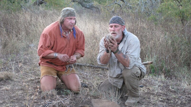 Mkuze Falls, South Africa. Dave Canterbury and Cody Lundin making a fire. – Bild: Discovery Communications