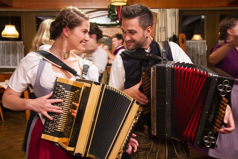 ServusTV Moderatoren Conny Buergler und Richard Deutinger spielen auf – beim Servus Musikantenstammtisch im Pinzgau – Bild: ServusTV /​ DEGNfilm