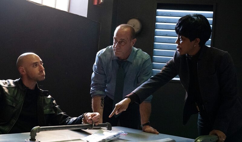(l-r) Ibrahim Renno as Izak Bekher, Christopher Meloni as Detective Elliot Stabler, Danielle Moné Truitt as Sergeant Ayanna Bell – Bild: NBC /​ Universal /​ Die Verwendung ist nur bei redaktioneller Berichterstattung im Rahmen einer Programmankündigung ab 2 Monate vor der ersten Auss /​ © 2021 Universal Television LLC. All rights reserved.