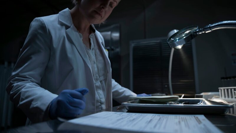 Forensic document examiner looking at signature in lab. – Bild: Discovery Communications, LLC/​Greg Mazzola