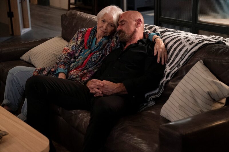 Pictured: (l-r) Ellen Burstyn as Bernadette Stabler, Christopher Meloni as Det. Elliot Stabler – Bild: 2021 Universal Television LLC. ALL RIGHTS RESERVED.