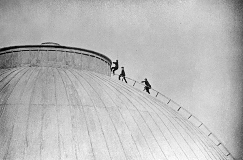 Blackmail - Erpressung – Bild: BFI-Park Circus /​ Auf der Kuppel des British Museum: Erpresser Tracy (Donald Calthrop, li.) versucht zu fliehen.