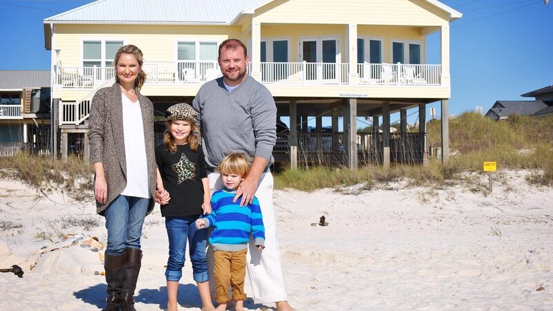 Danielle und Pete leben mit ihren beiden Kindern in Laurel in Mississippi. Mit ihrem Millionengewinn wollen sie ein Ferienhaus kaufen. David Bromstad präsentiert ihnen drei Traumhäuser: Es fällt ihnen schwer, sich zwischen einem wunderschönen Strandhaus in den Sanddünen, einem riesigen Haus an der Lagune und einer atemberaubenden Wohnung mit Blick auf den Strand zu entscheiden. – Bild: HGTV