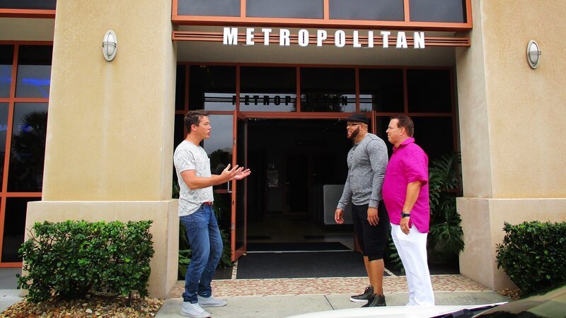 Billy und Cureton aus Jacksonville, Florida, gewannen ein Vermögen. Jetzt ziehen sie aus ihrer kleinen Wohnung aus und träumen groß: David Bromstad sucht für die beiden ein Anwesen mit Ausblick, einem schönen Garten und Pool. – Bild: HGTV