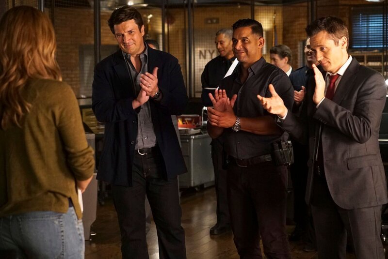Castle (Nathan Fillion, 2.v.l.), Esposito (Jon Huertas, 2.v.r.) und Ryan (Seamus Dever, r.) heißen Beckett (Stana Katic, l.) in ihrem neuen Amt herzlich Willkommen. Doch ein Anruf befördert das Team in größtes Chaos … – Bild: ABC Studios
