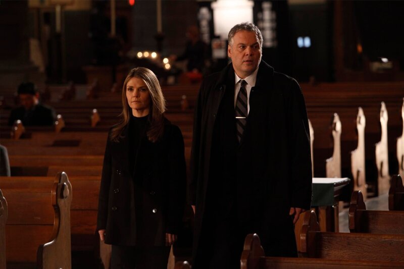 LAW & ORDER: CRIMINAL INTENT -- „The Consoler“ -- Pictured: (l-r) Kathryn Erbe as Detective Alex James, Vincent D’Onofrio as Detective Robert Goren -- Photo by: Will Hart/​USA Network – Bild: USA Network