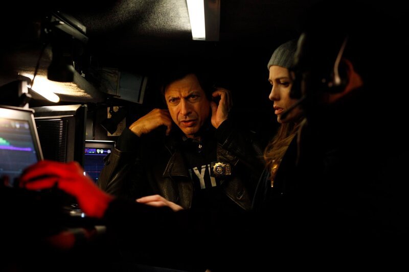 L-R: Als in dem zwielichtigen Broad Channel ein Polizist auf kaltblütige Weise ermordet wird, nehmen Nichols (Jeff Goldblum) und Stevens (Saffron Burrows) die Ermittlungen auf und verfolgen schon bald eine heiße Spur. Doch dann läuft der Undercover Einsatz plötzlich gewaltig aus dem Ruder … – Bild: USA Network /​ UNIVERSAL CHANNEL