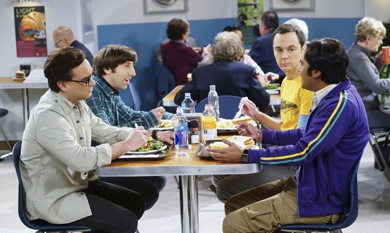 Der Valentinstag steht bevor und die Jungs haben alle ganz spezielle Pläne: Sheldon (Jim Parsons, 2.v.r.) plant eine Spezialausgabe von „Fun with Flags“, Leonard (Johnny Galecki, l.) hat ein Date mit Penny, Howard (Simon Helberg, 2.v.l.) will mit Bernadette ihren neuen Hot Tub ausprobieren und Raj (Kunal Nayyar, r.) entschließt sich, mit Emily Schluss zu machen … – Bild: 2015 Warner Brothers Lizenzbild frei