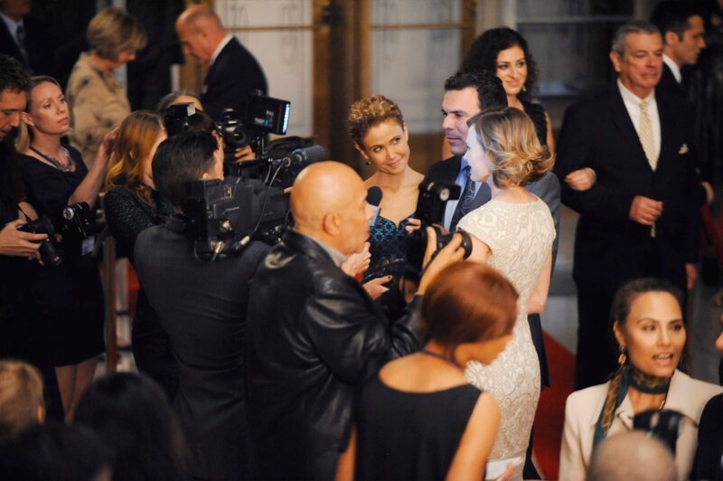 Noch ahnen Mr. Lopez (Ricardo Chavira, M.), seine Frau (Reiko Aylesworth, l.) und die Tochter (Ali Hillis, r.) nicht, wie die Veranstaltung weitergehen wird … – Bild: ABC Studios /​ UNIVERAL CHANNEL /​ David Moir