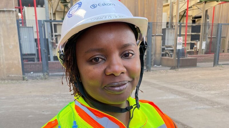 Der Strom fällt aus in Südafrika, stundenlang und landesweit, fast jeden Tag. Es sind geplante Stromabschaltungen des staatlichen Energie-Konzerns Eskom. Manchmal sind es nur zwei Stunden pro Tag, an denen jeder Südafrikaner und jede Südafrikanerin ohne Strom sind, manchmal sind es aber auch täglich zwölf Stunden. – Grace Olukune General Manager. – Bild: phoenix/ARD-Studio Johannesburg Der Strom fällt aus in Südafrika, stundenlang und landesweit, fast jeden Tag. Es sind geplante Stromabschaltungen des staatlichen Energie-Konzerns Eskom. Manchmal sind es nur zwei Stunden pro Tag, an denen jeder Südafrikaner und jede Südafrikanerin ohne Strom sind, manchmal sind es aber auch täglich zwölf Stunden. – Grace Olukune General Manager. – Bild: phoenix/ARD-Studio Johannesburg