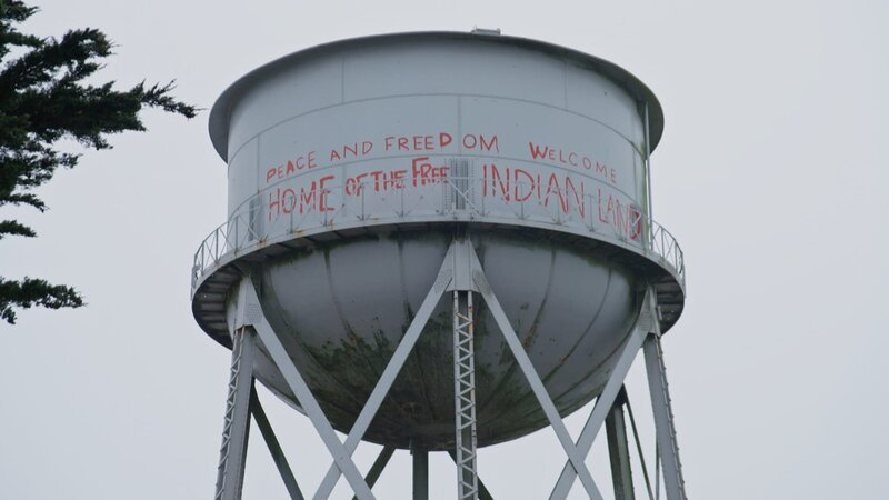 Der Wasserturm von Alcatraz trägt noch immer die Schriftzüge aus den 1970er Jahren, als die ‚Indianer aller Stämme‘ die ehemalige Gefängnisinsel besetzten. – Bild: Beyond Entertainment Limited/​Axel Springer Deutschland GmbH