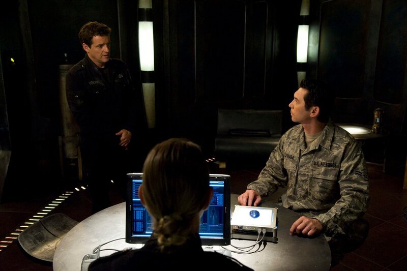 Louis Ferreira (l) – Bild: SYFY