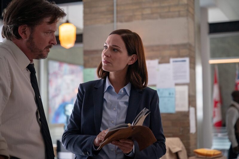 l-r: Detective Sergeant Henry Graff (Aden Young), Detective Sergeant Frankie Bateman (Kathleen Munroe) – Bild: Amanda Matlovich /​ UNIVERSAL /​ Die Verwendung ist nur bei redaktioneller Berichterstattung im Rahmen einer Programmankündigung ab 2 Monate vor der ersten Auss /​ © LOTCI Season 1 Inc., 2024