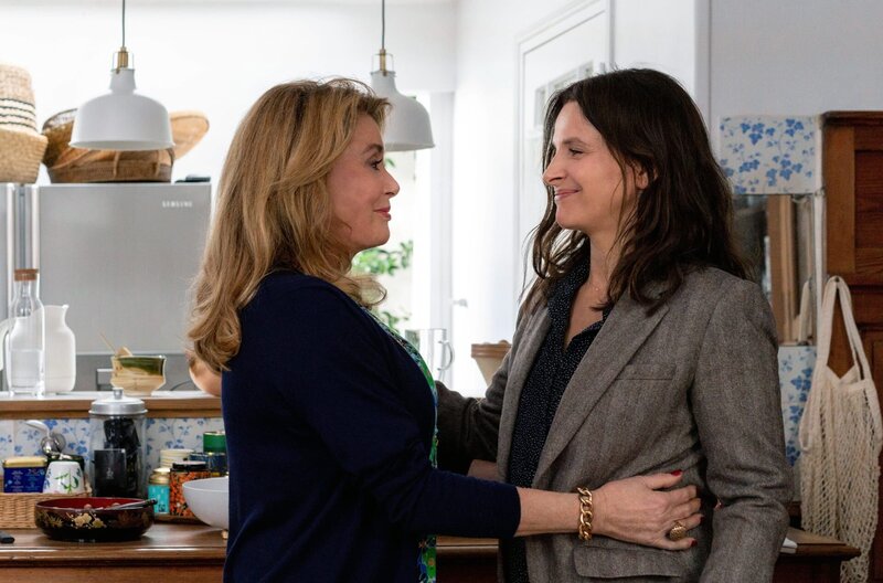 La Vérité – Bild: Laurent Champoussin /​ Nach langer Zeit stehen sich Mutter (Catherine Deneuve, li.) und Tochter (Juliette Binoche, re.) wieder gegenüber.