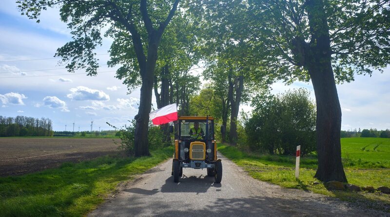 Mit dem Traktor fährt Artur Kącik zu Protesten an der A2. – Bild: mdr/rbb/Andreas Lichtwald Mit dem Traktor fährt Artur Kącik zu Protesten an der A2. – Bild: mdr/rbb/Andreas Lichtwald