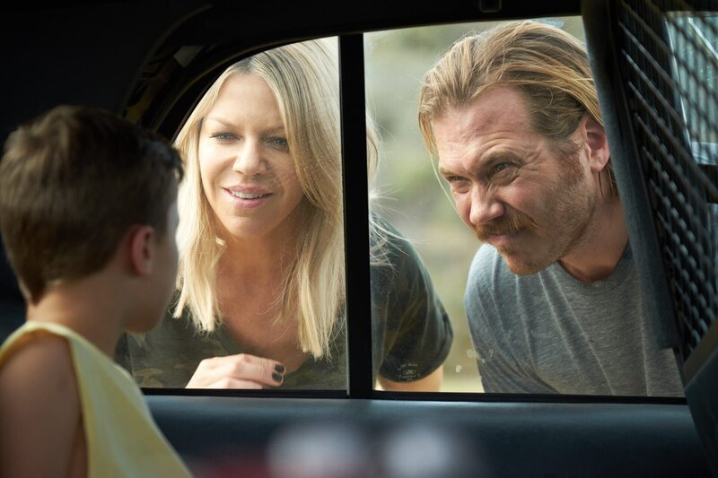 Mick (Kaitlin Olson, M.) und Jimmy (Scott Mac Arthur, r.) haben ihren Ziehsohn Ben (Jack Stanton, l.) versehentlich in ein altes Polizeiauto gesperrt. – Bild: 2017–2018 Fox and its related entities. All rights reserved. /​ Patrick McElhenney Lizenzbild frei