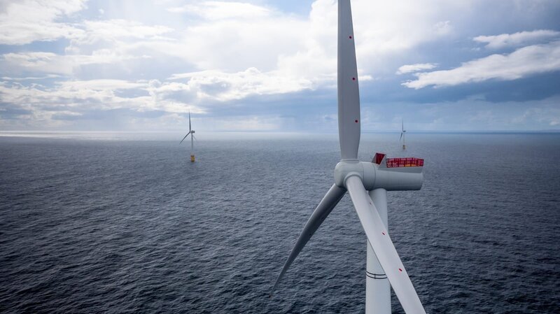 Die riesigen schwimmenden Windturbinen sind weltweit einsetzbar und halten selbst Hurrikans stand. – Bild: Equinor