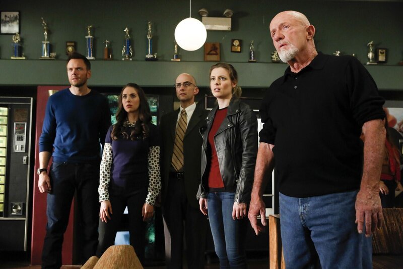 Nachdem Jeff (Joel McHale, l.), Annie (Alison Brie, 2.v.l.), Dean Pelton (Jim Rash, M.), Britta (Gillian Jacobs, 2.v.r.) und Hickey (Jonathan Banks, r.) so viel Arbeit und Mühe in die Rettung des Greendale Colleges gesteckt haben, soll dieses nun an die Fastfoodkette Subway verkauft werden … – Bild: 2013 NBCUniversal Media, LLC /​ Vivian Zink Lizenzbild frei